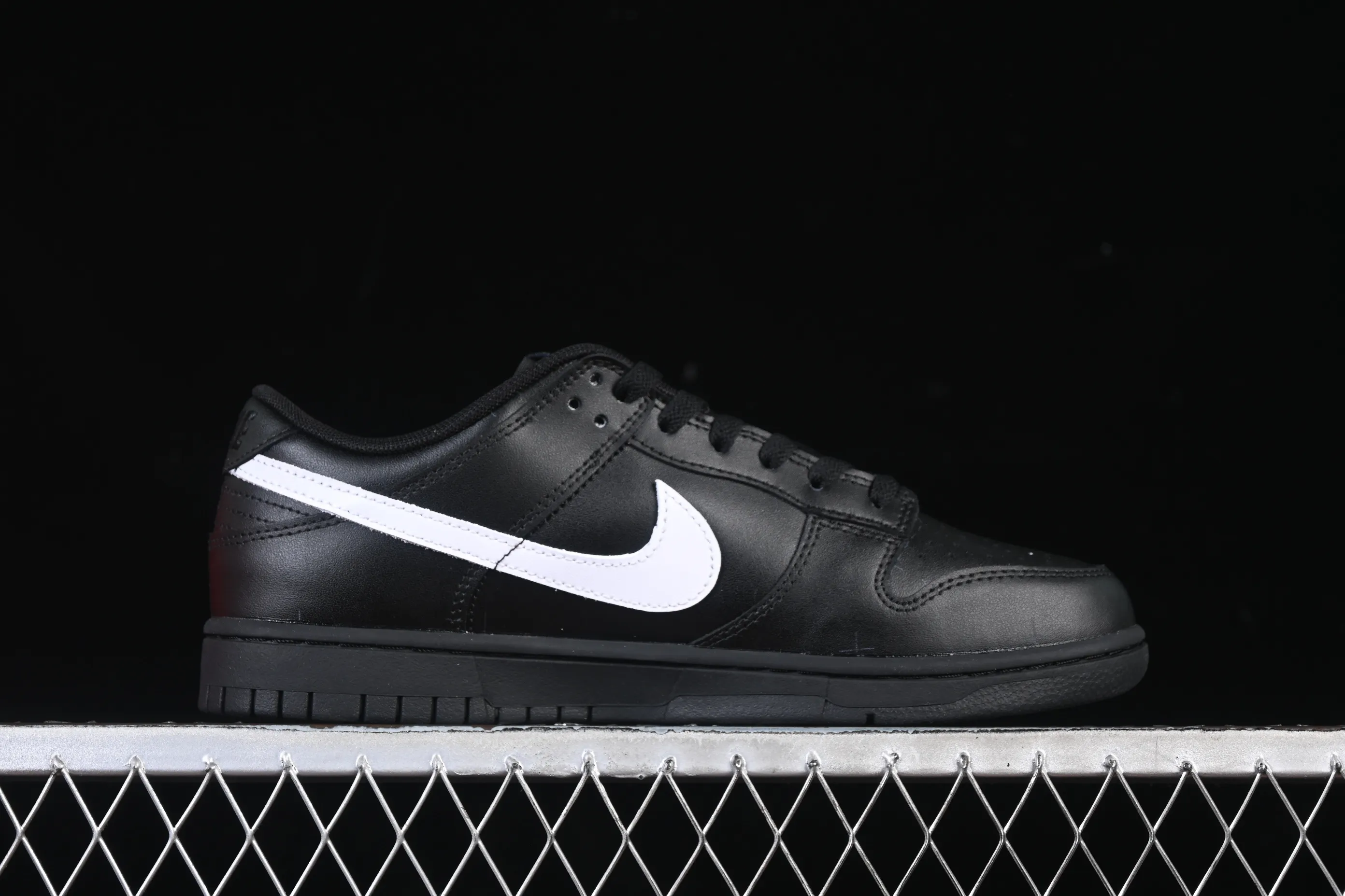 All Categories Nk SB Dunk Series Nk SB Dunk Low Low-top sneakers Nike SB Dunk Low All black and white hook Low-top casual sneakers IO7606-010